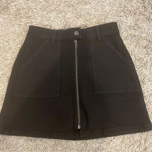 Madewell Woman’s black skirt